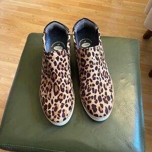 Dr. Scholl’s sustainable comfort shoes with leopard print.
